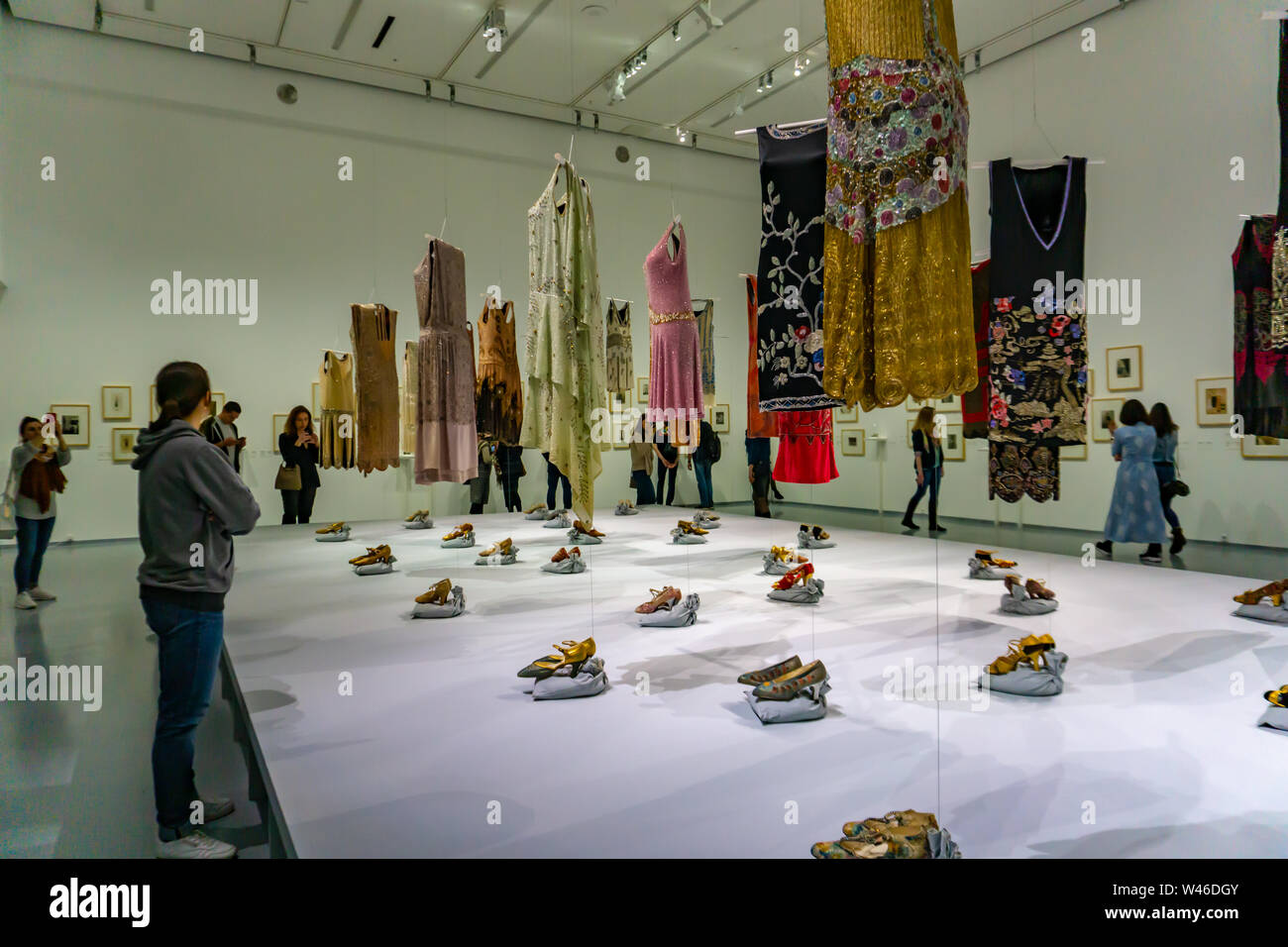 Moskau, Russland-29 Mar 2019: Blick auf vintage Schuhe und Kleider an der Shoe Museum zur Geschichte der Fußbekleidung gewidmet Stockfoto