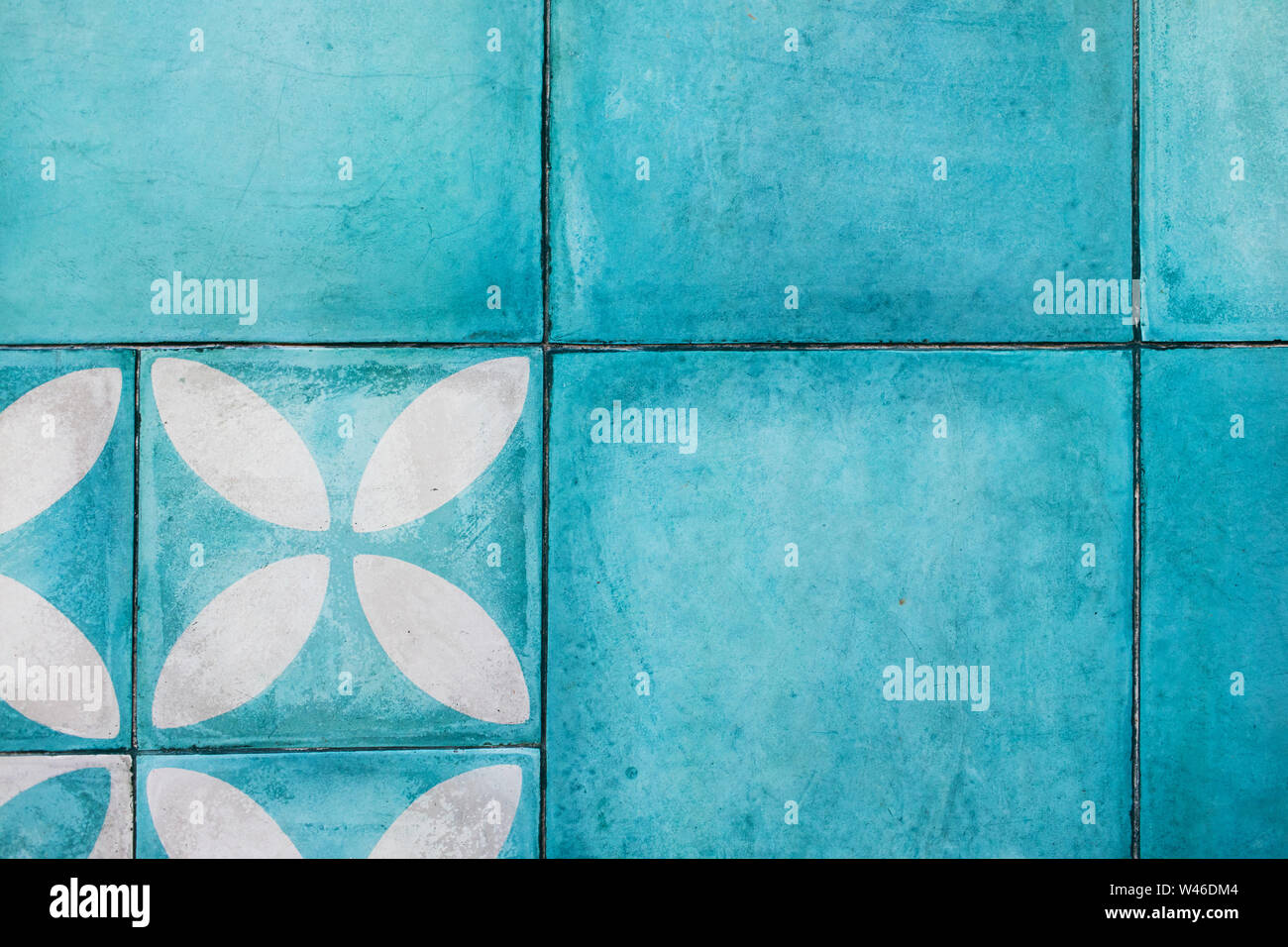 Schäbig blaues Quadrat Fliesen auf dem Boden. Türkische oder marokkanische Vintage Style Ornament. Leere strukturierten Hintergrund. Modernes Interieur. Stockfoto
