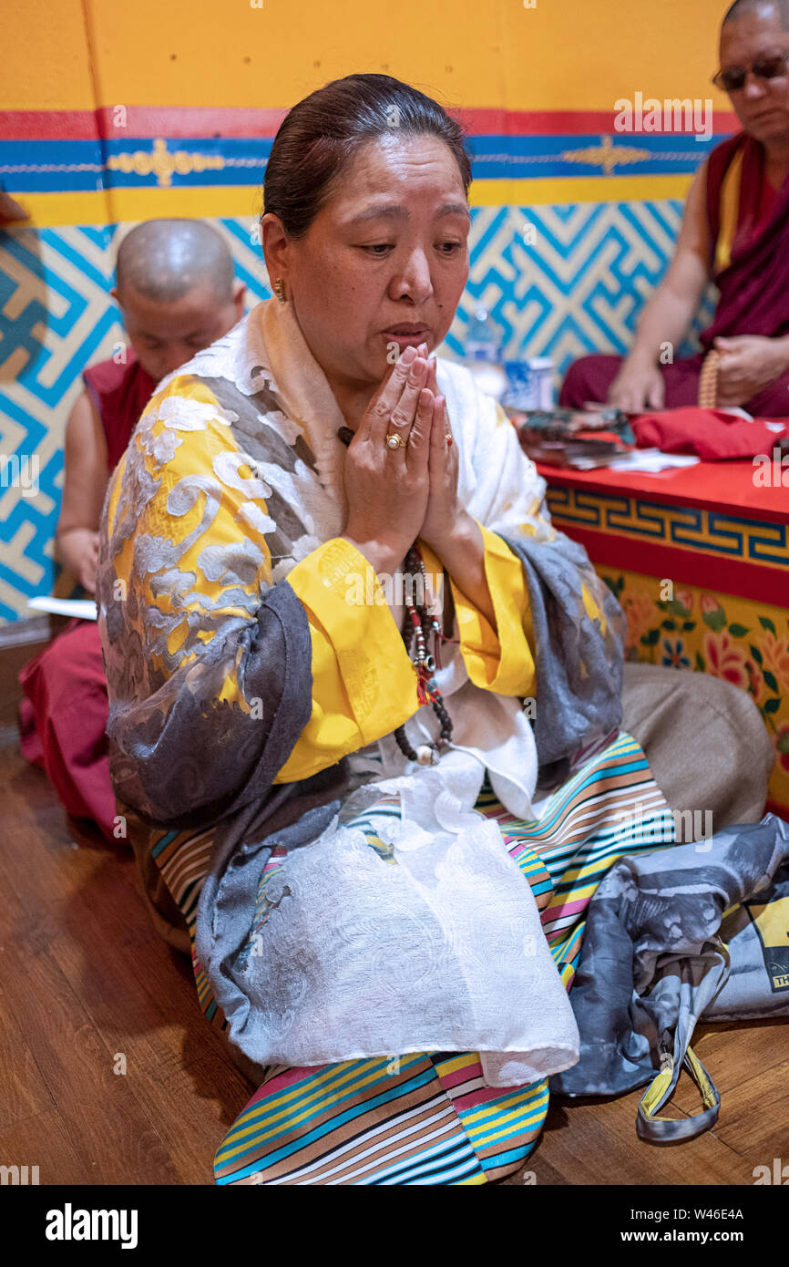 Porträt einer nepalesischen Sherpa buddhistischen Gebet & Meditation mit ihren gefalteten Händen. An einem Tempel in Elmhurst, Queens, New York. Stockfoto