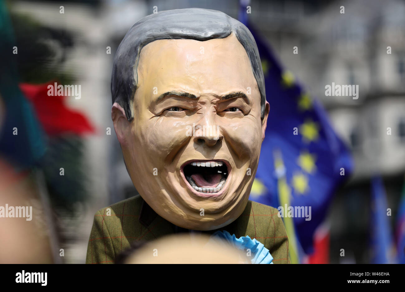 Ein Demonstrant verkleidet als Nigel Farage, mit pro-Europäische Union Anhänger in Central London verbindet, während der März für ändern. Stockfoto