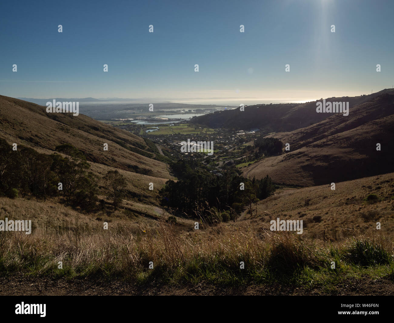 Sonnigen Tag an der Spitze von Christchurch Port Hills, der reitweg bis die Rapaki Spur Lyttleton mit Blick über Ferrymead und Charlesworth Stockfoto