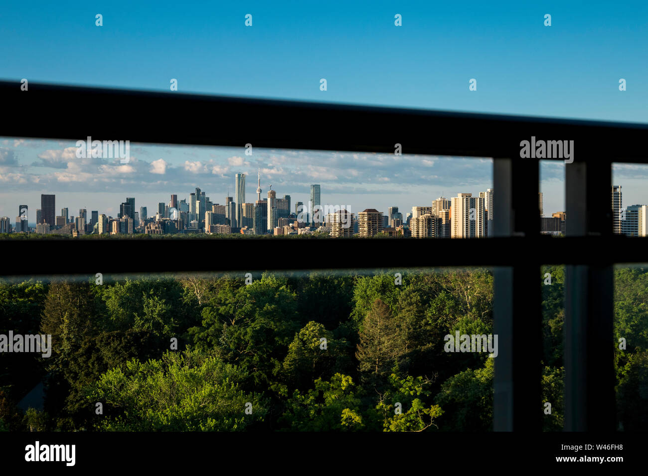 Die Skyline der Innenstadt von einem Balkon in Davisville in Toronto, Ontario, Kanada gesehen Stockfoto