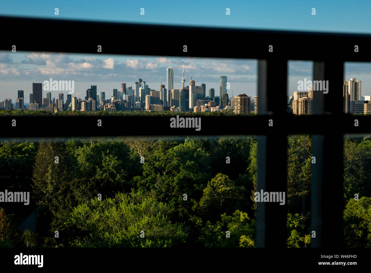 Die Skyline der Innenstadt von einem Balkon in Davisville in Toronto, Ontario, Kanada gesehen Stockfoto