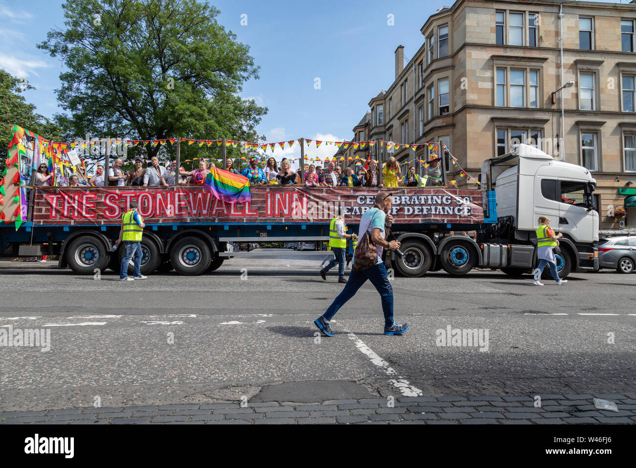 Glasgow, Vereinigtes Königreich. Juli 2019 20. Die erste Mardi Gla LGBT Pride Event startet mit einem Marsch von der Glasgow Kelvingrove Park auf dem George Square. Danach ein Line up der Unterhaltung ist am Mardi Gla Festival Hub in der Universität Strathclyde student union geplant. Stockfoto