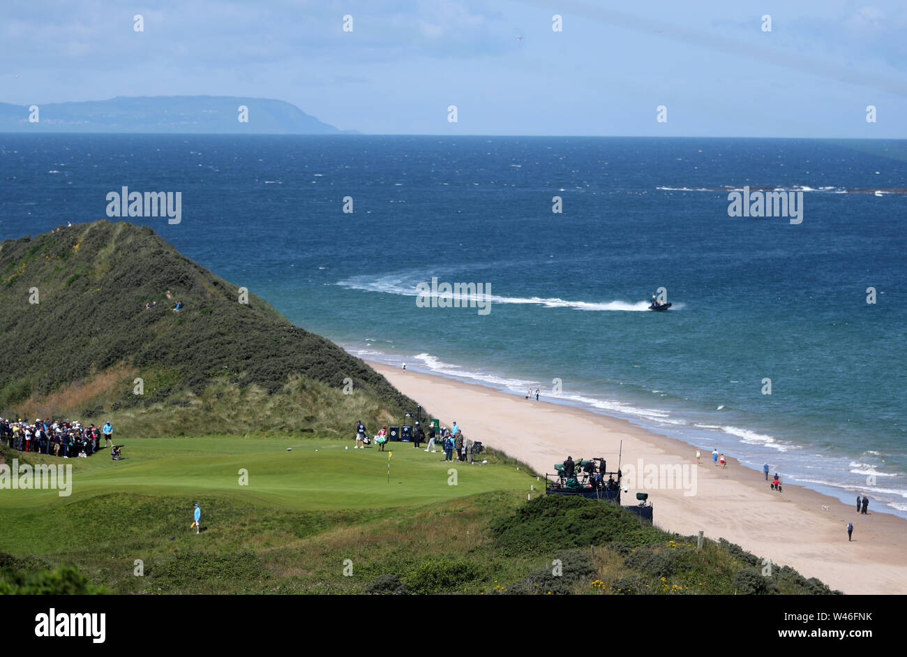 Golfspieler auf der 5. grün während Tag drei der Open Championship 2019 im Royal Portrush Golf Club. Stockfoto