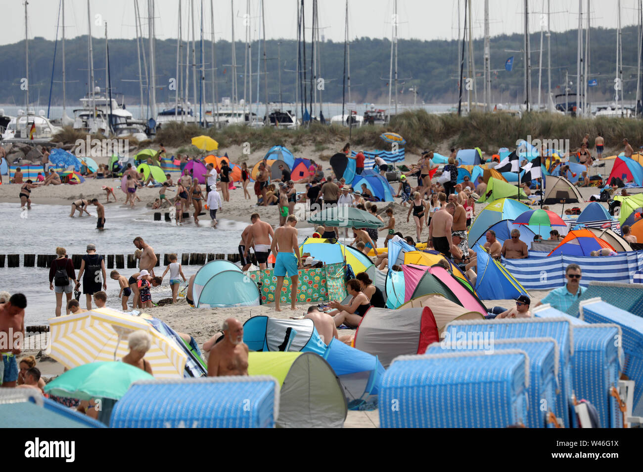 20 Juli 2019, Mecklenburg-Vorpommern, Kühlungsborn: zahlreiche Badegäste an der Ostsee Strand versammelt haben - am ersten Tag im Hochsommer einige Zeit. Foto: Bernd Wüstneck/dpa-Zentralbild/dpa Stockfoto