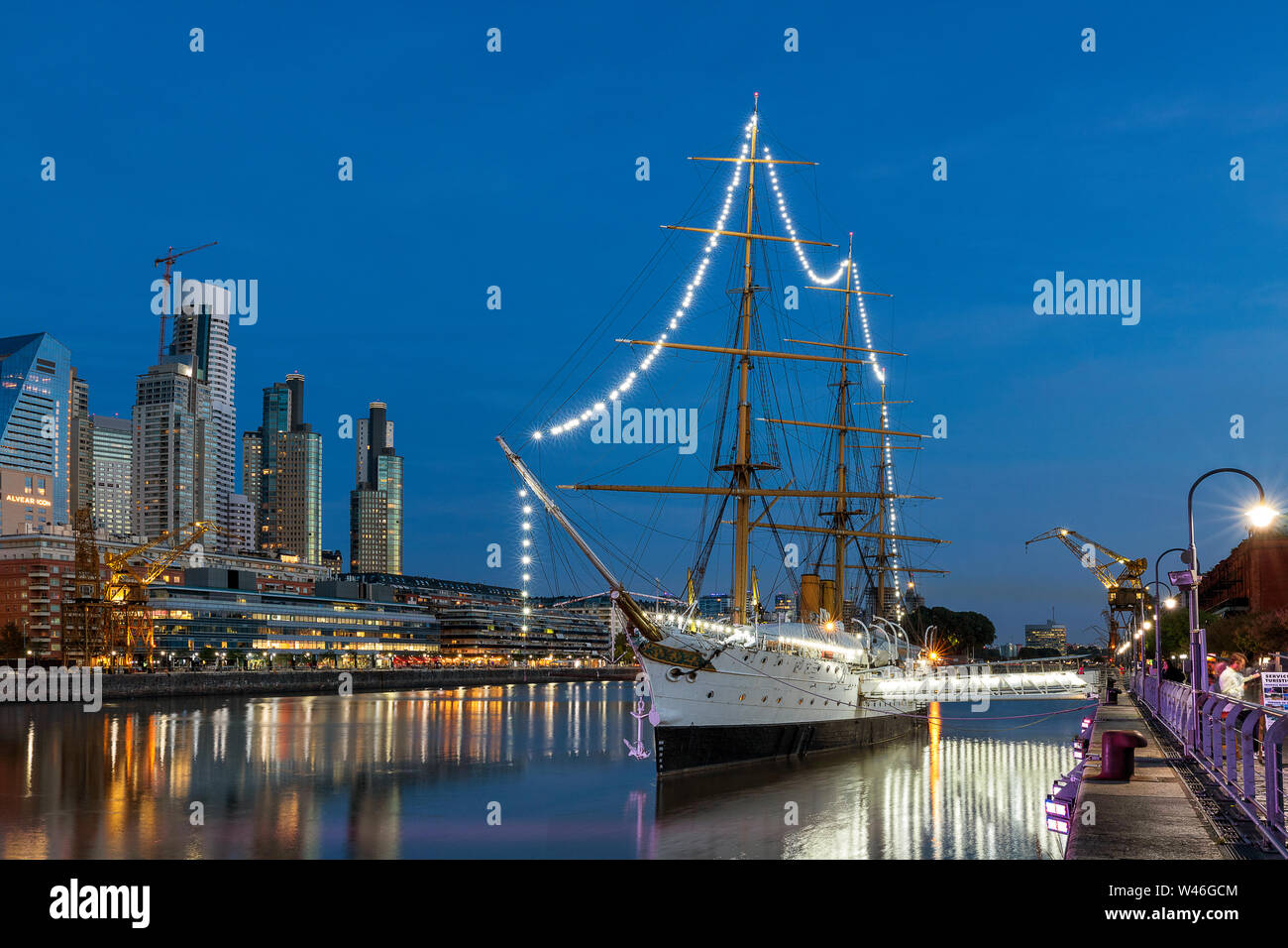 Buenos Aires, Argentinien - 9. April 2018: Panoramablick auf das Stadtbild Puerto Madero und der alten Fregatte ARA Presidente Sarmiento in der Abenddämmerung. Stockfoto