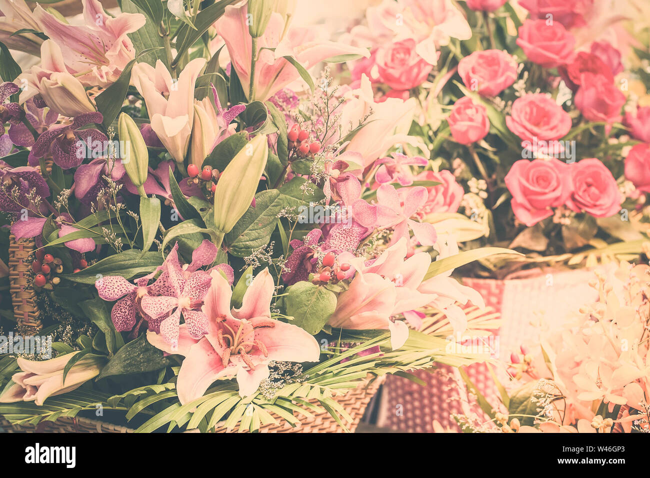 Schöne verschiedene Blumen Blumensträuße im Shop. Florale Komposition in der modernen shabby chic Style Stockfoto