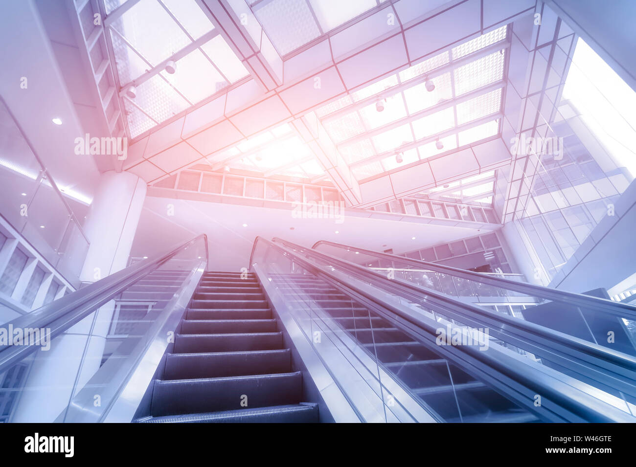 Rolltreppe im modernen Business-Center. Blaue straffende Bild Stockfoto