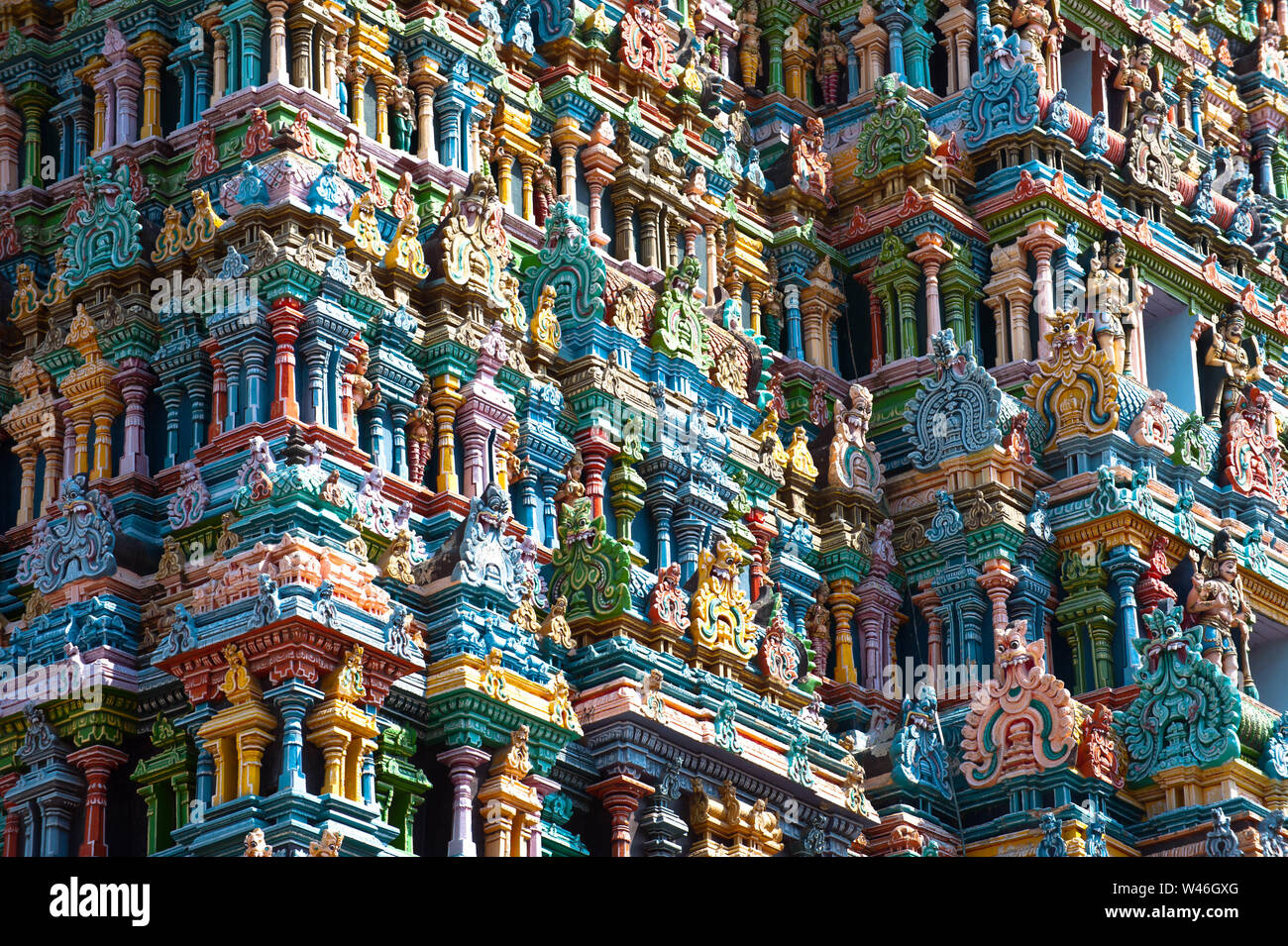 Große Indische Architektur und religiösen Kunst Götter pantheon an Tempel Gopuram (Turm) Fassade alten farbenfrohen Statuen des Mahabharata Helden Südindien Stockfoto