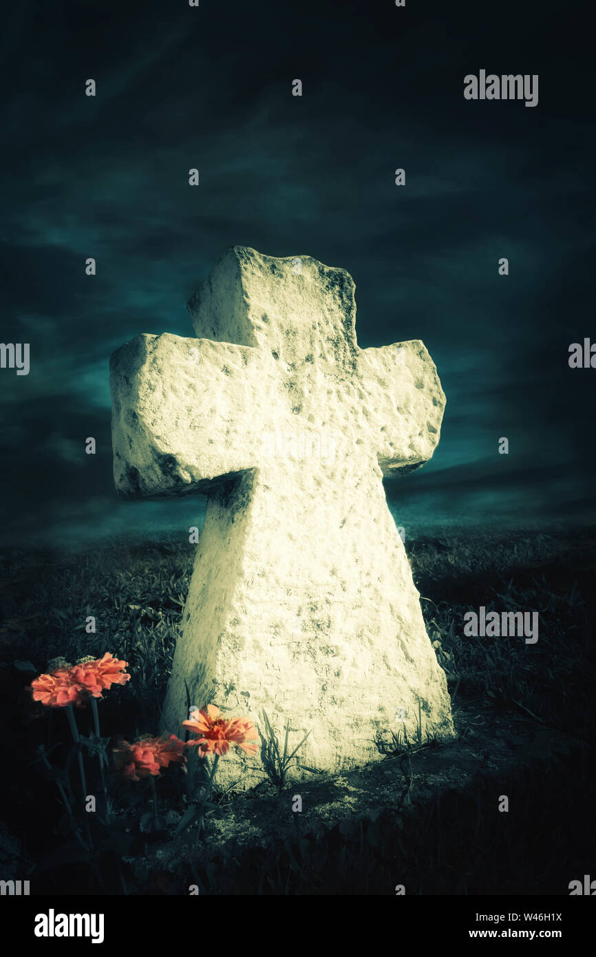 Dunkle Nacht gespenstische Landschaft mit Blumen wachsen in der Nähe der verlassenen Grab speicher Stein unter dramatischen Himmel. Das Böse und der Tod Konzept Stockfoto
