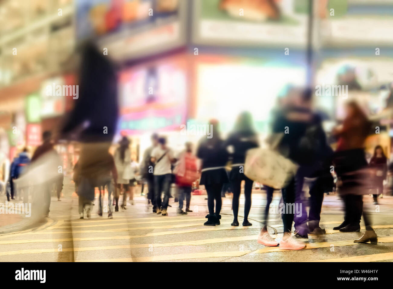 Verschwommenes Bild von Menschen, in überfüllten Nacht Stadt Straße mit Shopping Malls. Kunst toning Abstract im städtischen Hintergrund. Hongkong Stockfoto