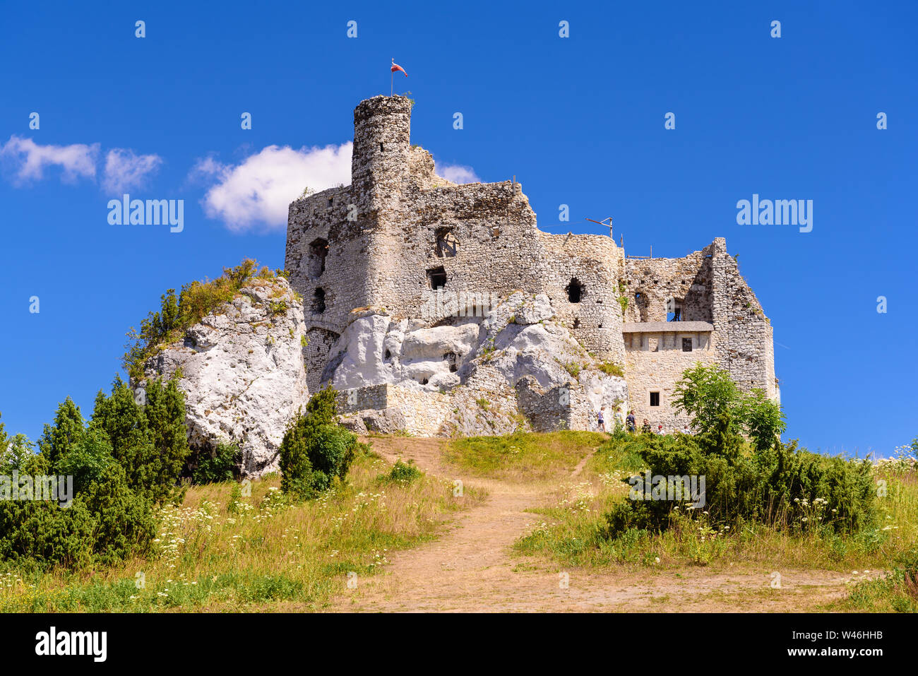 MIROW, Polen - 15. Juli 2019: die Ruinen von Schloss in Mirow Dorf, eines der mittelalterlichen Burgen namens Eagles Nest Trail Stockfoto