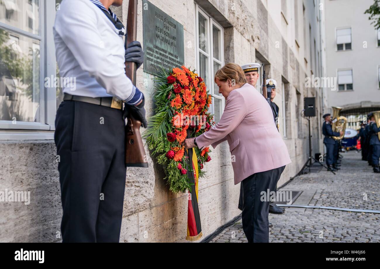 Berlin, Deutschland. 20. Juli 2019. Bundeskanzlerin Angela Merkel (CDU), legt einen Kranz auf dem Bendlerblock während der Zeremonie zum Gedenken an den Widerstand gegen die nationalsozialistische Gewaltherrschaft anlässlich des 75. Jahrestags des gescheiterten Attentats auf Adolf Hitler am 20. Juli 1944. Quelle: Michael Kappeler/dpa/Alamy leben Nachrichten Stockfoto