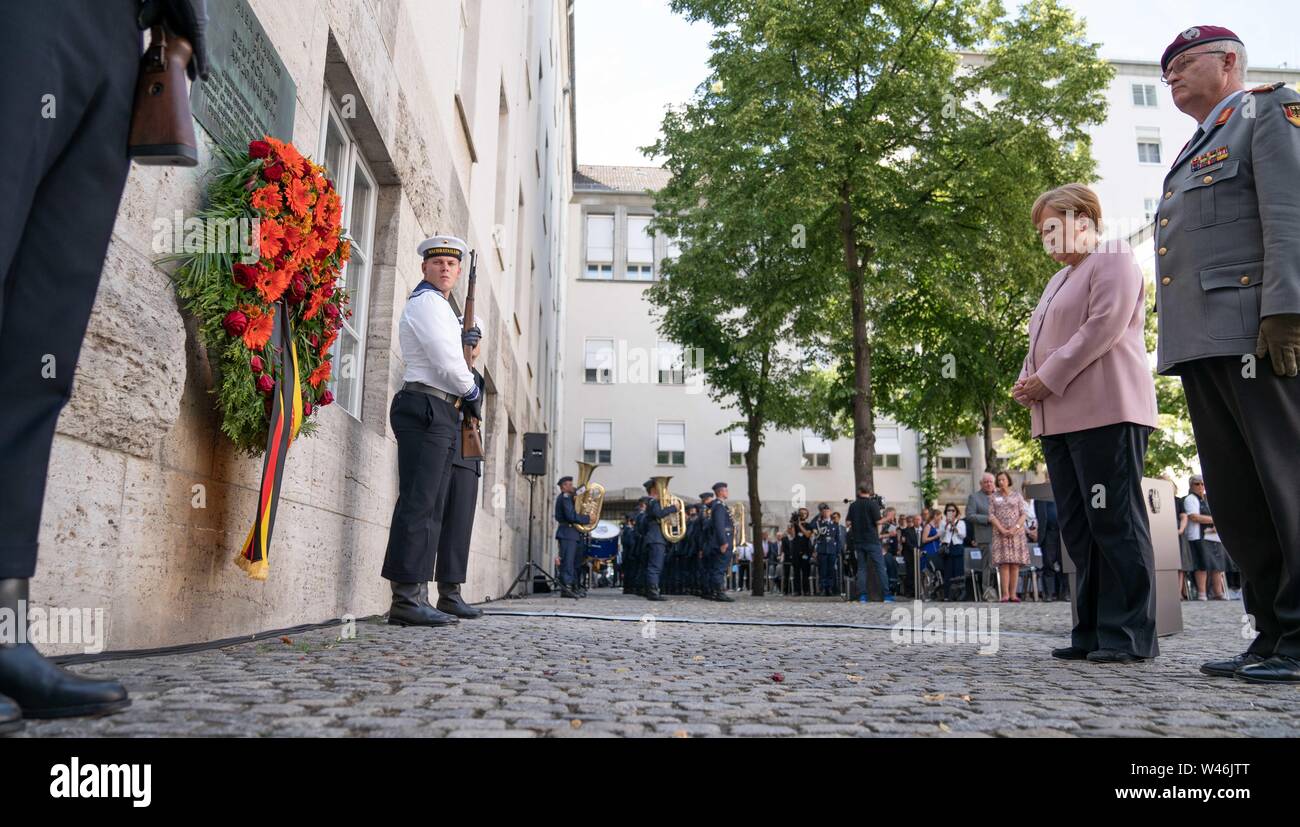 Berlin, Deutschland. 20. Juli 2019. Bundeskanzlerin Angela Merkel (CDU), zusammen mit Eberhard Zorn (r), der Generalinspekteur der Bundeswehr, legt einen Kranz auf dem bendlerblock an der Zeremonie zum Gedenken an den Widerstand gegen die nationalsozialistische Gewaltherrschaft anlässlich des 75. Jahrestags des gescheiterten Attentats auf Adolf Hitler am 20. Juli 1944. Quelle: Michael Kappeler/dpa/Alamy leben Nachrichten Stockfoto