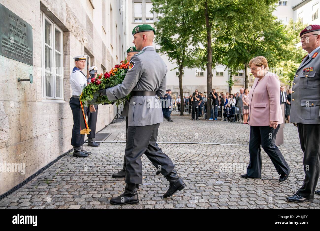 Berlin, Deutschland. 20. Juli 2019. Bundeskanzlerin Angela Merkel (CDU), zusammen mit Eberhard Zorn, der Generalinspekteur der Bundeswehr, legt einen Kranz auf dem bendlerblock an der Zeremonie zum Gedenken an den Widerstand gegen die nationalsozialistische Gewaltherrschaft anlässlich des 75. Jahrestags des gescheiterten Attentats auf Adolf Hitler am 20. Juli 1944. Quelle: Michael Kappeler/dpa/Alamy leben Nachrichten Stockfoto