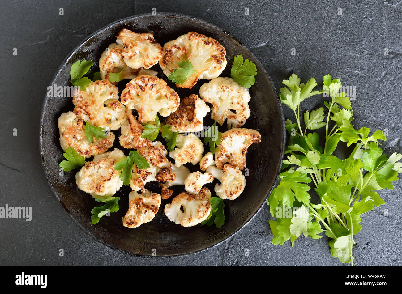 Vegetarisches Essen. Gebratener Blumenkohl in der Pfanne, Ansicht von oben, flach Stockfoto