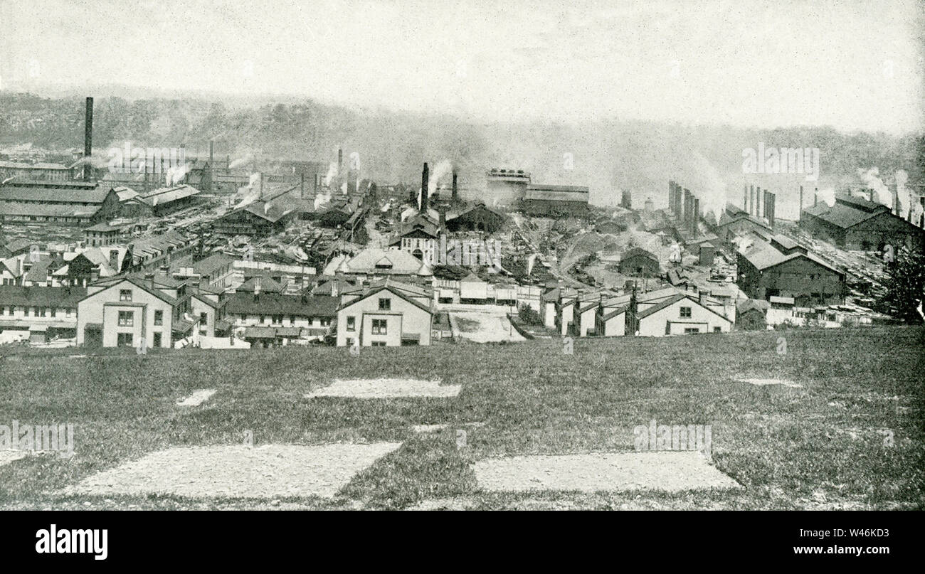 Die Bildunterschrift auf diesem Foto, das in den frühen 20er Jahren liest: ein Stahl verarbeitenden Stadt. Homestead, Pennsylvania, einem der größten Stahl Center in der Welt. Stockfoto