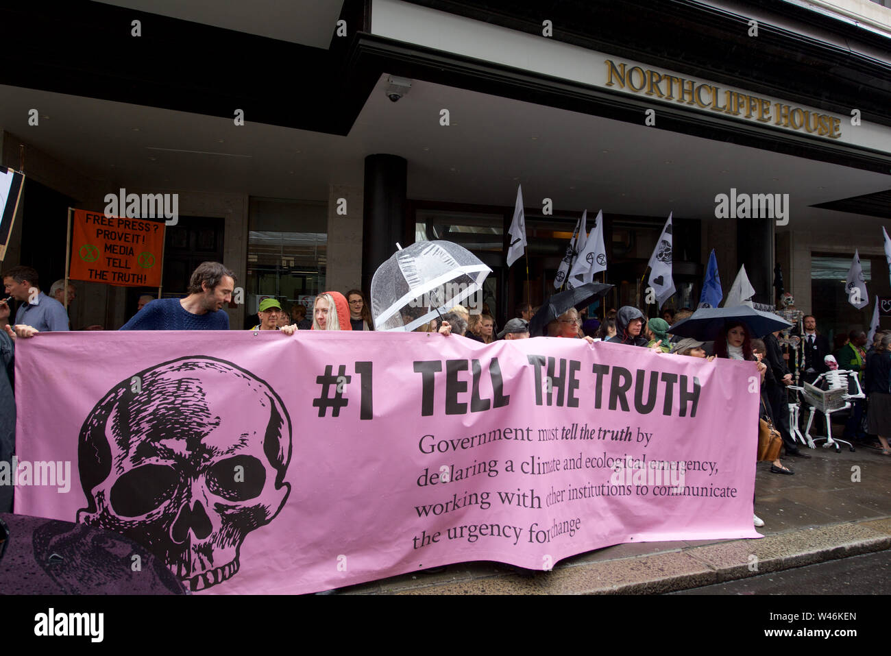 Kensington, London, Großbritannien. Juli 2019 19. Protest außerhalb der Daily Mail Büros in Kensington, London für Zeitungen, um die Wahrheit über das Ausmaß der Klima Not zu erzählen. 19/07/19 Gareth Morris Credit: Gareth Morris/Alamy leben Nachrichten Stockfoto