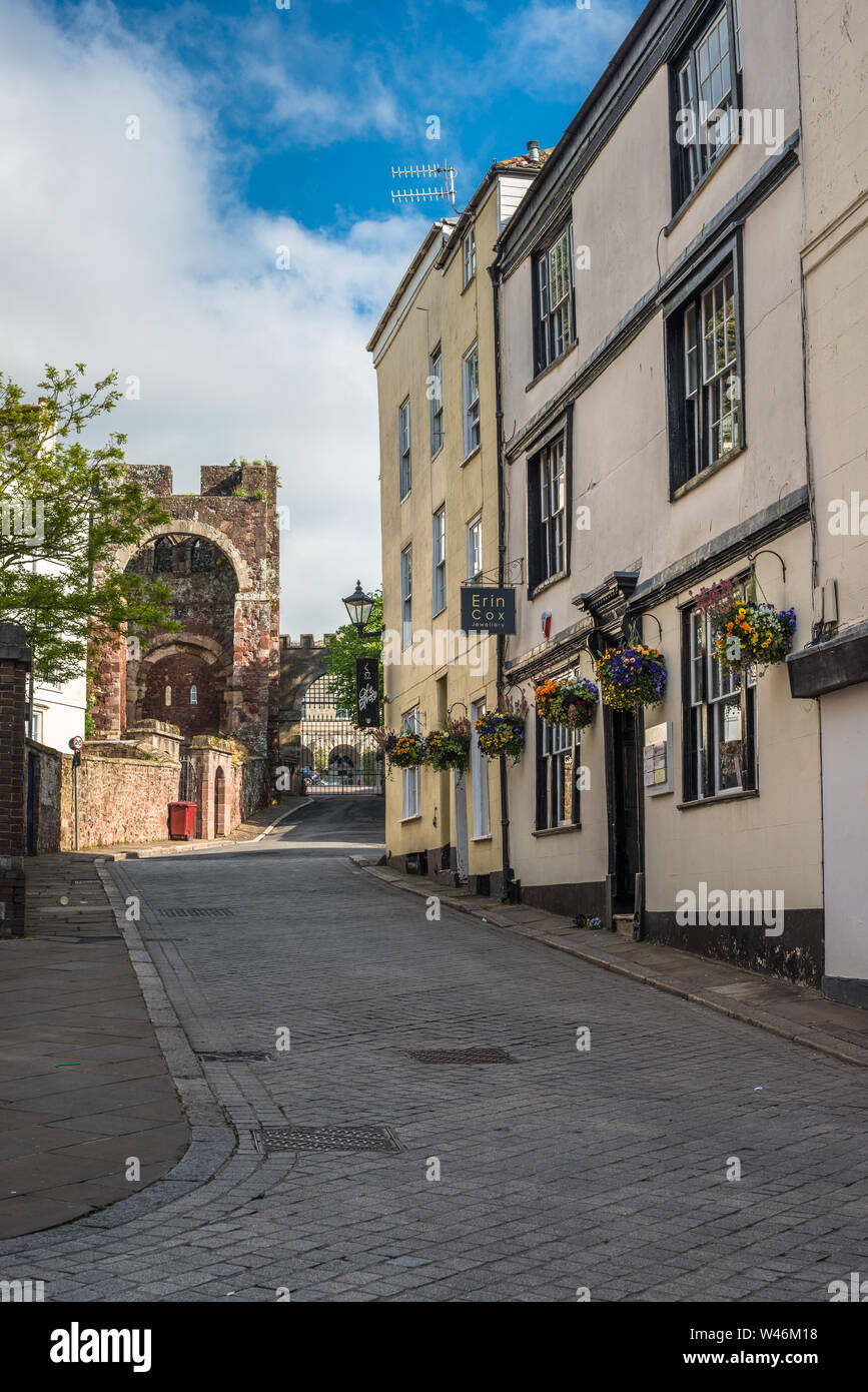 Charaktervolles Fassaden auf Schloss St führt zum Eingang Rougemount Schloss, Exeter, Devon, England, Großbritannien Stockfoto