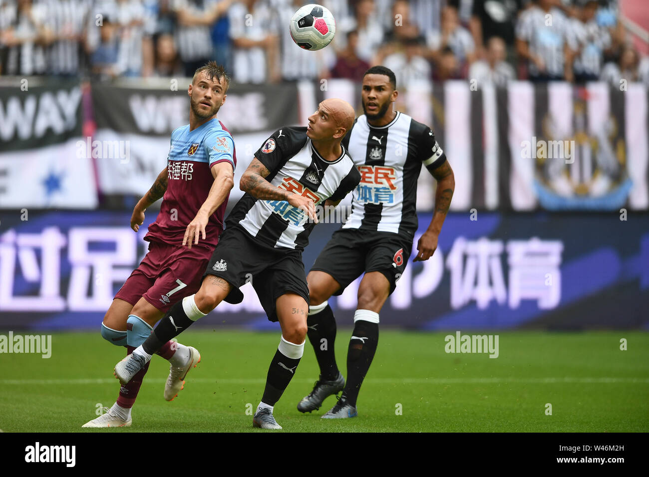 Britische Fußball-Spieler Jonjo Shelvey, Mitte, und Jamaal Lascelles, Rechts, des Newcastle United F.C. und ukrainischen Fußball Spieler Andriy Yarmolenko, links, in der Übereinstimmung zwischen Newcastle United F.C. und West Ham United F.C. 2019 Premier League Asien Trophäe spielen. Newcastle United Niederlagen West Ham United mit 1:0. Stockfoto