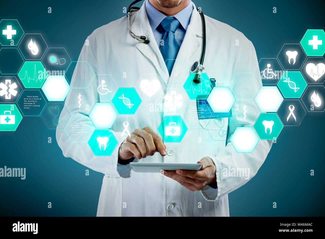 Medizin Arzt arbeiten mit modernen Tablet und medizinische Symbole Stockfoto