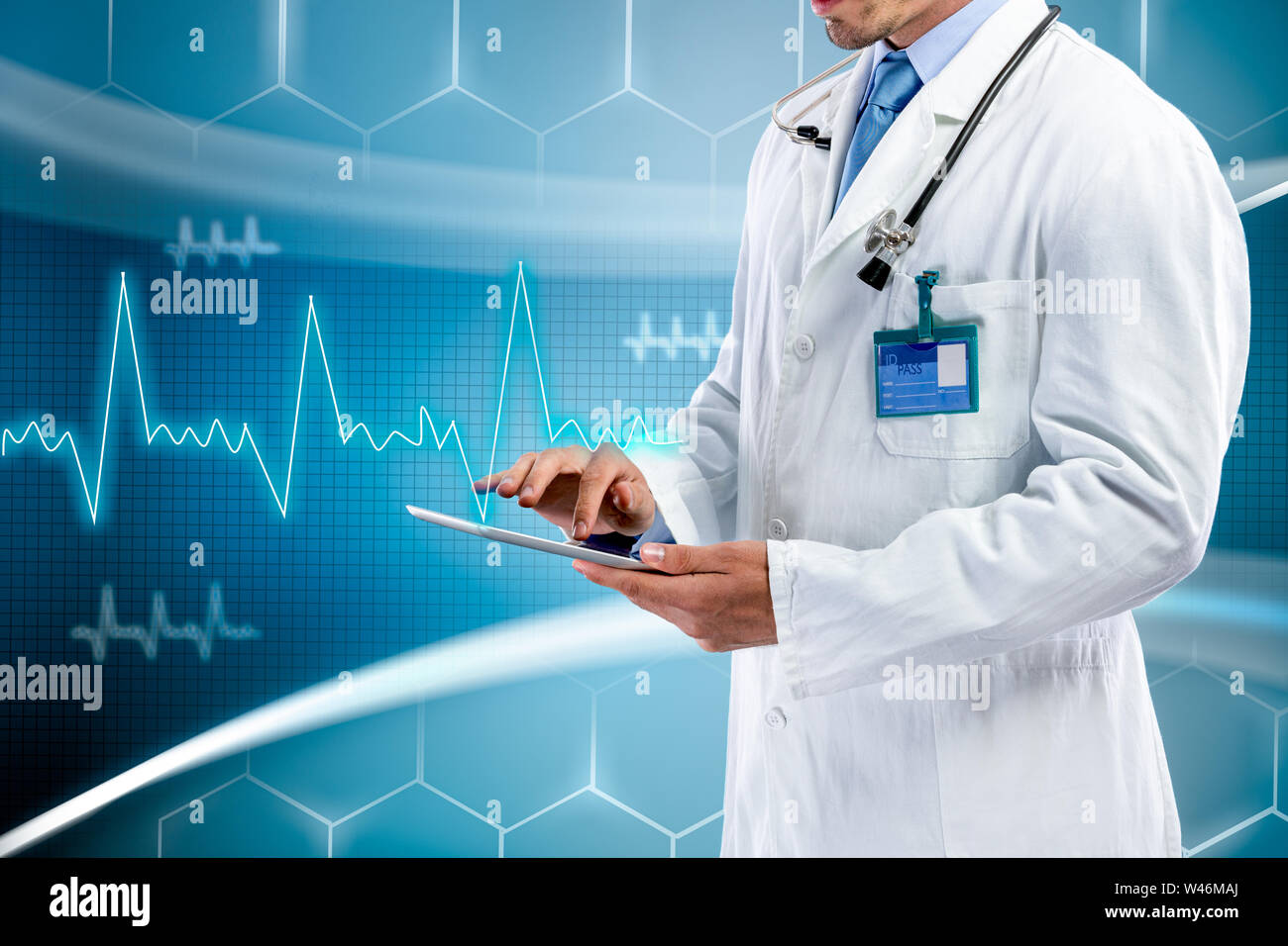 Doktor mit Tablet PC über medizinischen Hintergrund Stockfoto