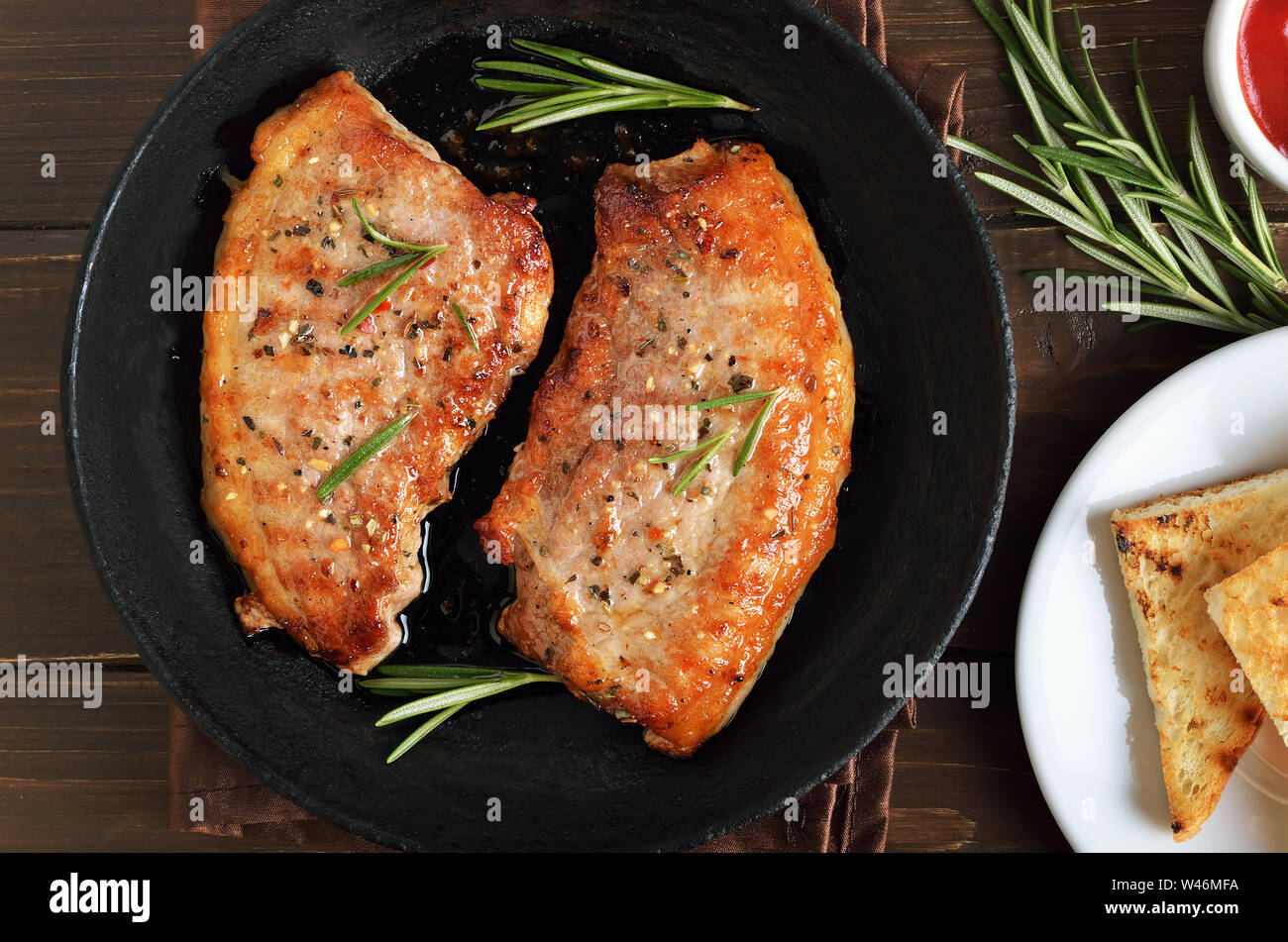 Gebratenes Schweinefleisch Steaks in der Pfanne, Ansicht von oben Stockfoto