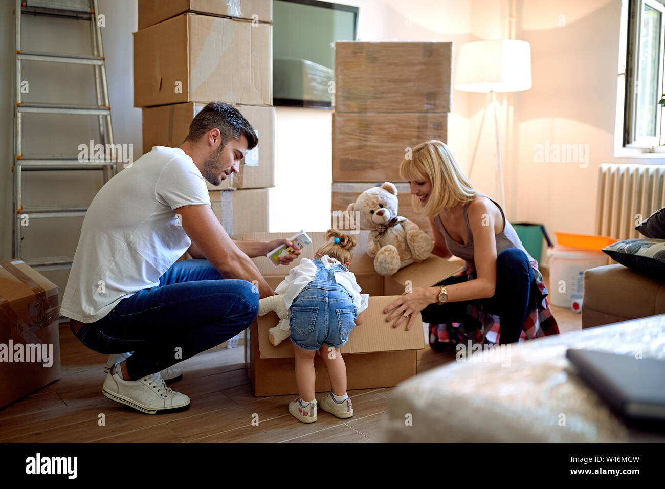 Glückliche Familie Auspacken der Kartons in Ihrem neuen Zuhause Stockfoto