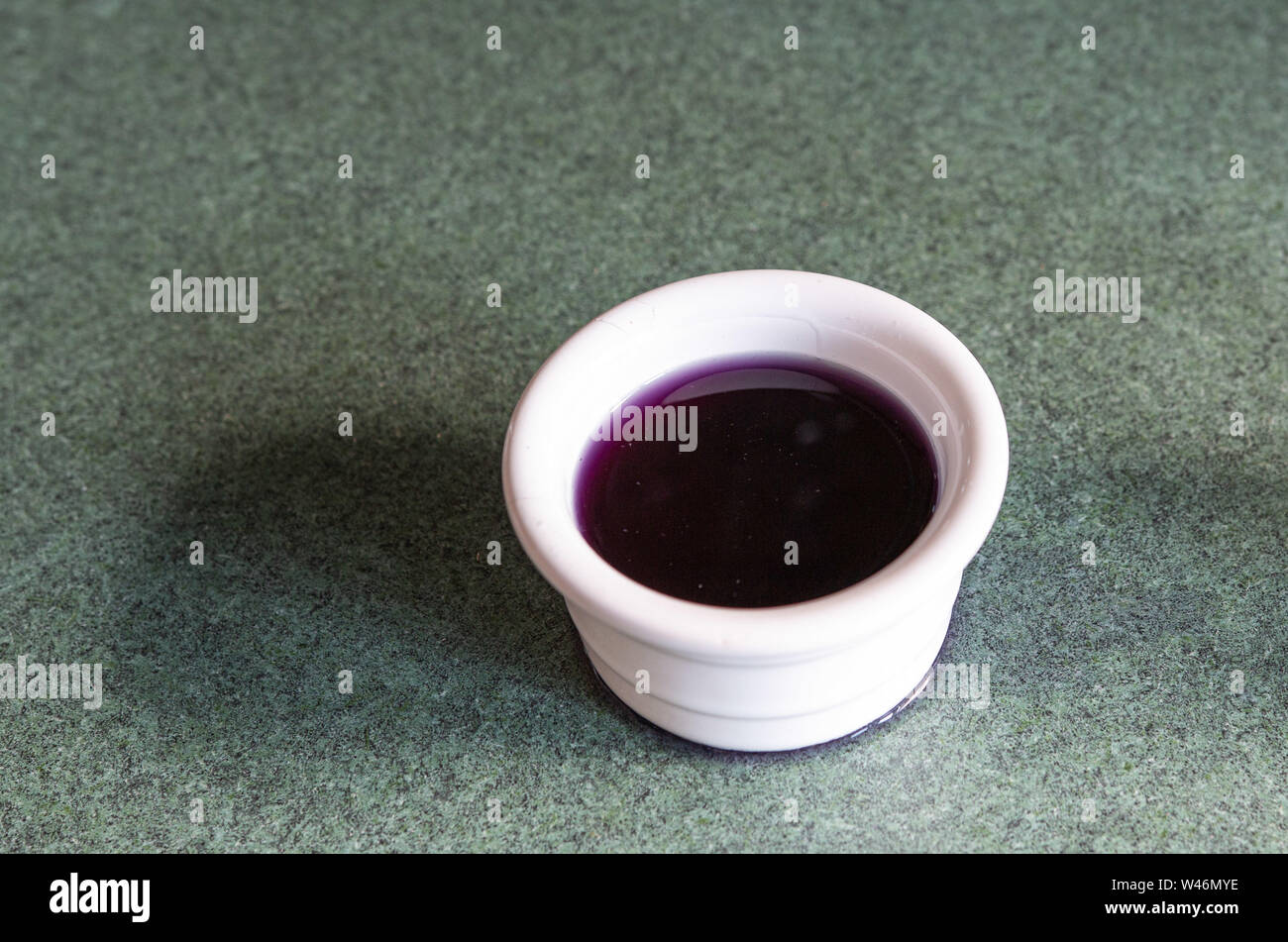 Die rotkohl Indikator zu Hause. Container, in dem die Flüssigkeit von Kochen der Rotkohl produziert. Diese Flüssigkeit ist die pH-Indikator. Stockfoto