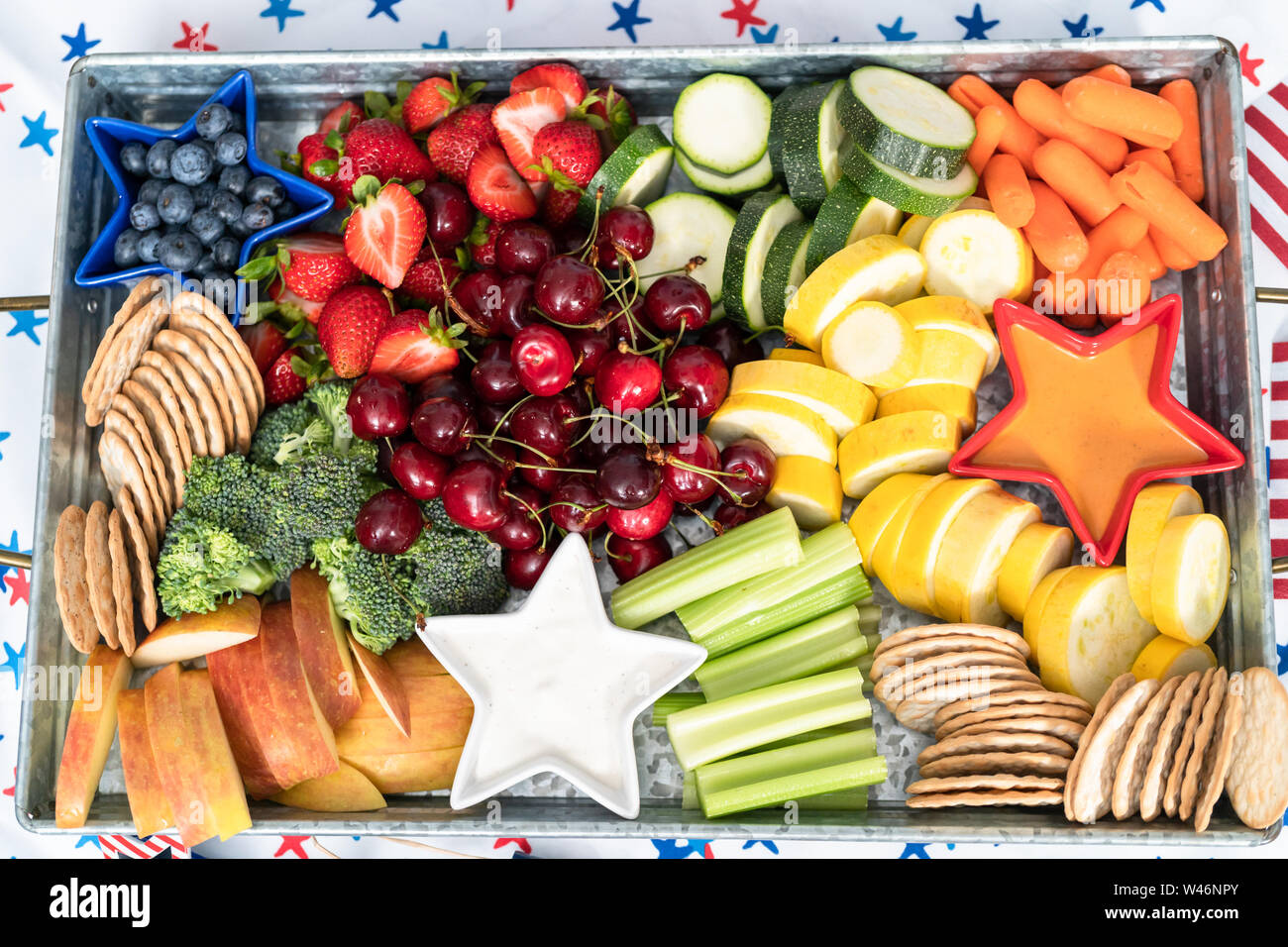 Snack Tray mit frischem Obst, Gemüse und Dips am 4. Juli Feier Party. Stockfoto