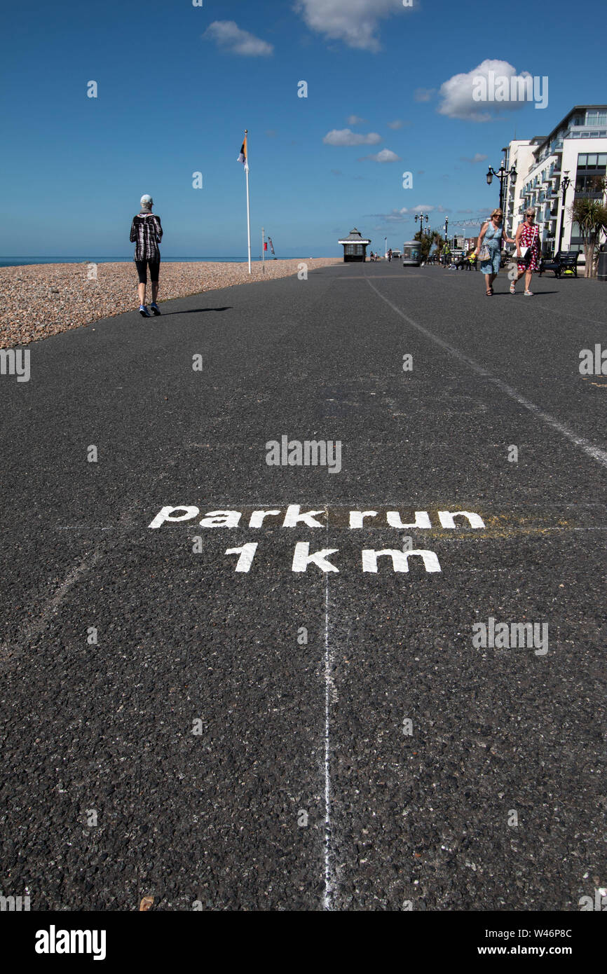 Gemalt auf dem Prom sagt 'Park laufen 1 km' auf Worthing Seafront, Großbritannien Stockfoto