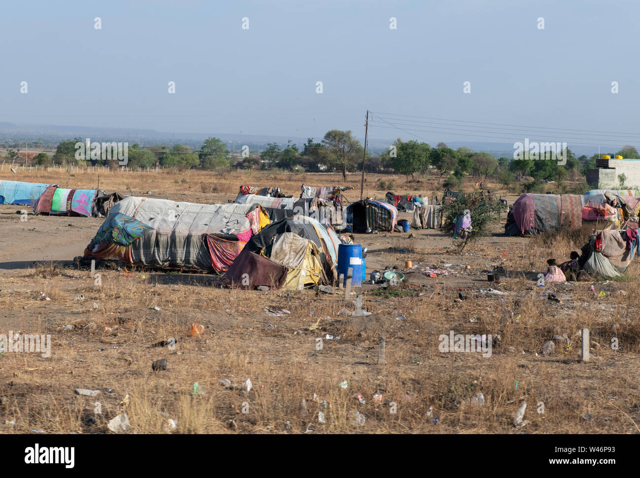 Indien, Bundesstaat Maharashtra, Aurangabad. Rn Gehäuse für arme Wanderarbeiter aus gefundenen Materialien. Stockfoto