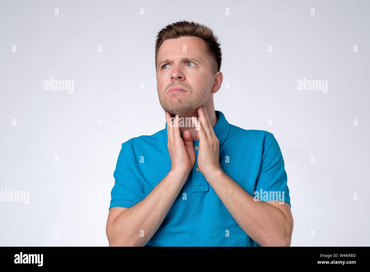 Junger Mann seinem Lymphknoten am Hals Stockfoto