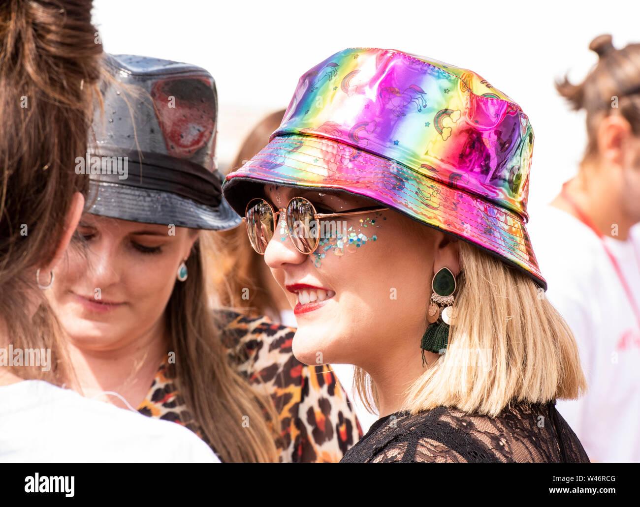 Festival goer tragen bunte hat im Sonnenschein nach dem Regenguss, Latitude Festival, henham Park, Suffolk, Großbritannien am 20. Juli 2019 Stockfoto