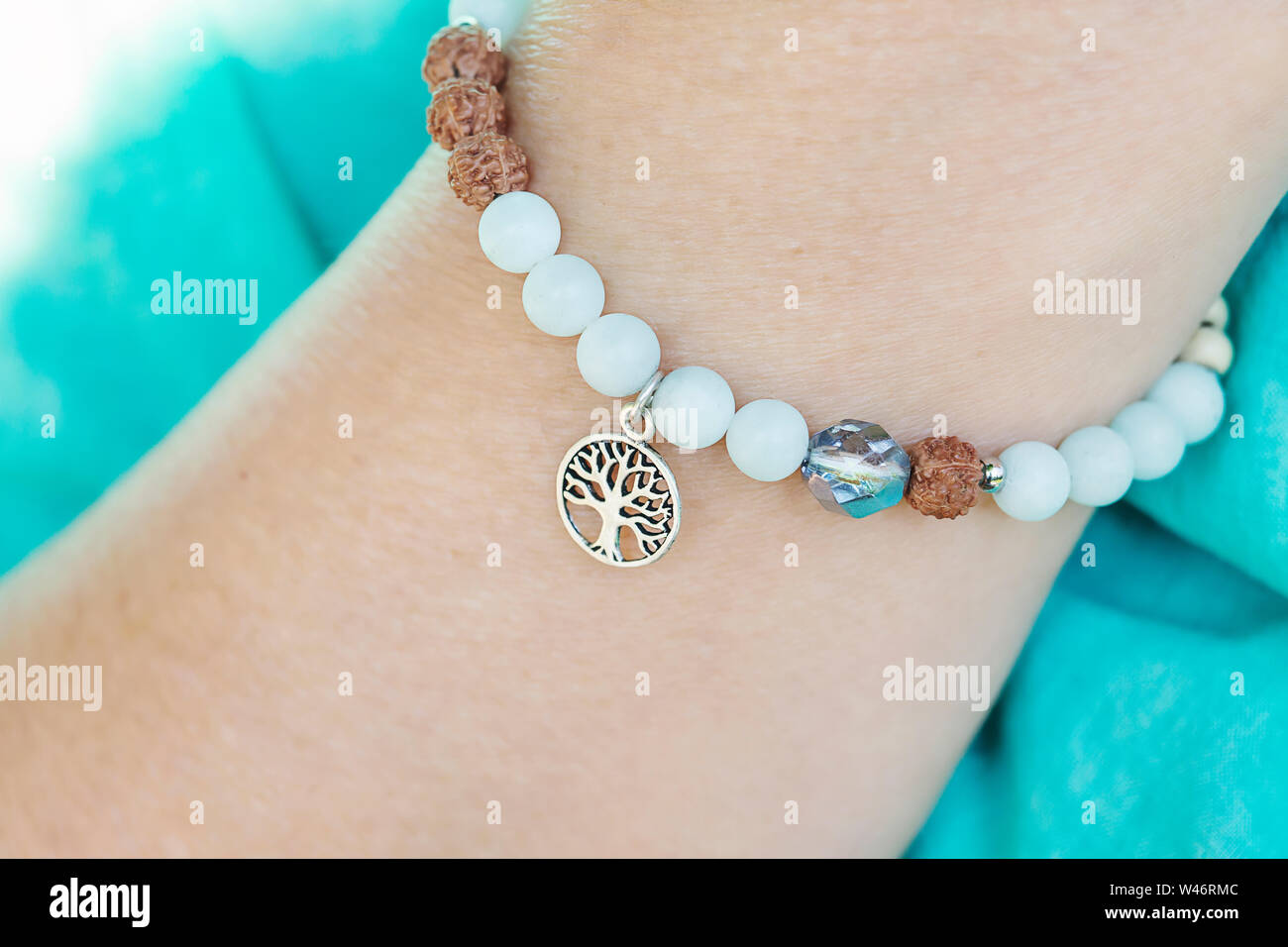 Mineral amazonite und Rudraksha Perlen Armband mit Anhänger auf weibliche Handgelenk Stockfoto