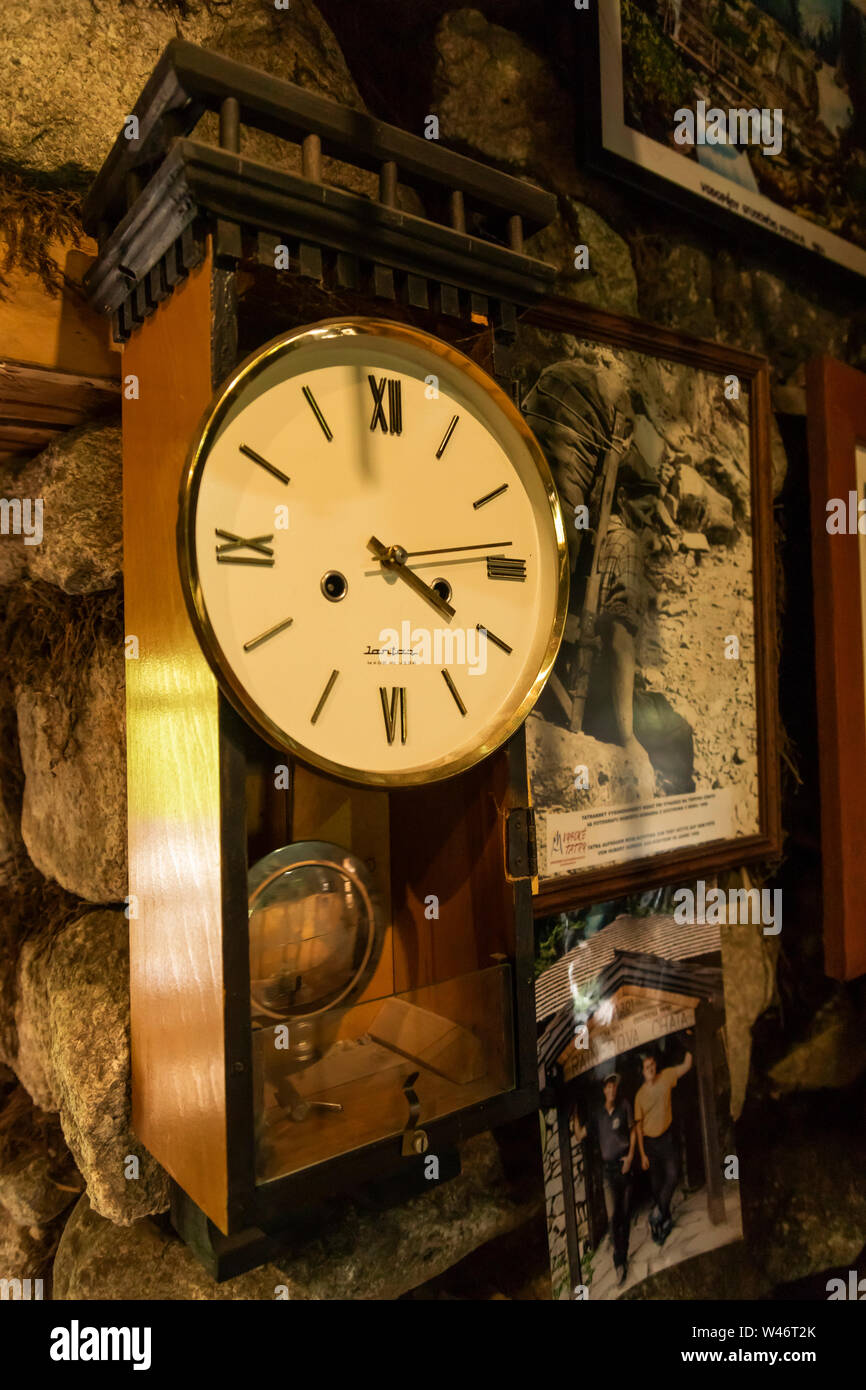 Alte sowjetische Jantar clock in Rainerova Chata in der slowakischen Tatra Stockfoto