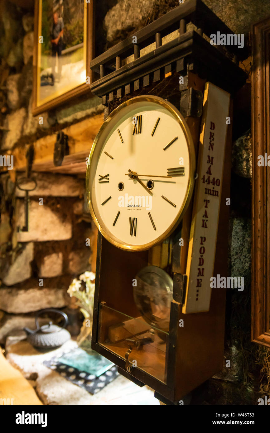 Alte sowjetische Jantar clock in Rainerova Chata in der slowakischen Tatra Stockfoto