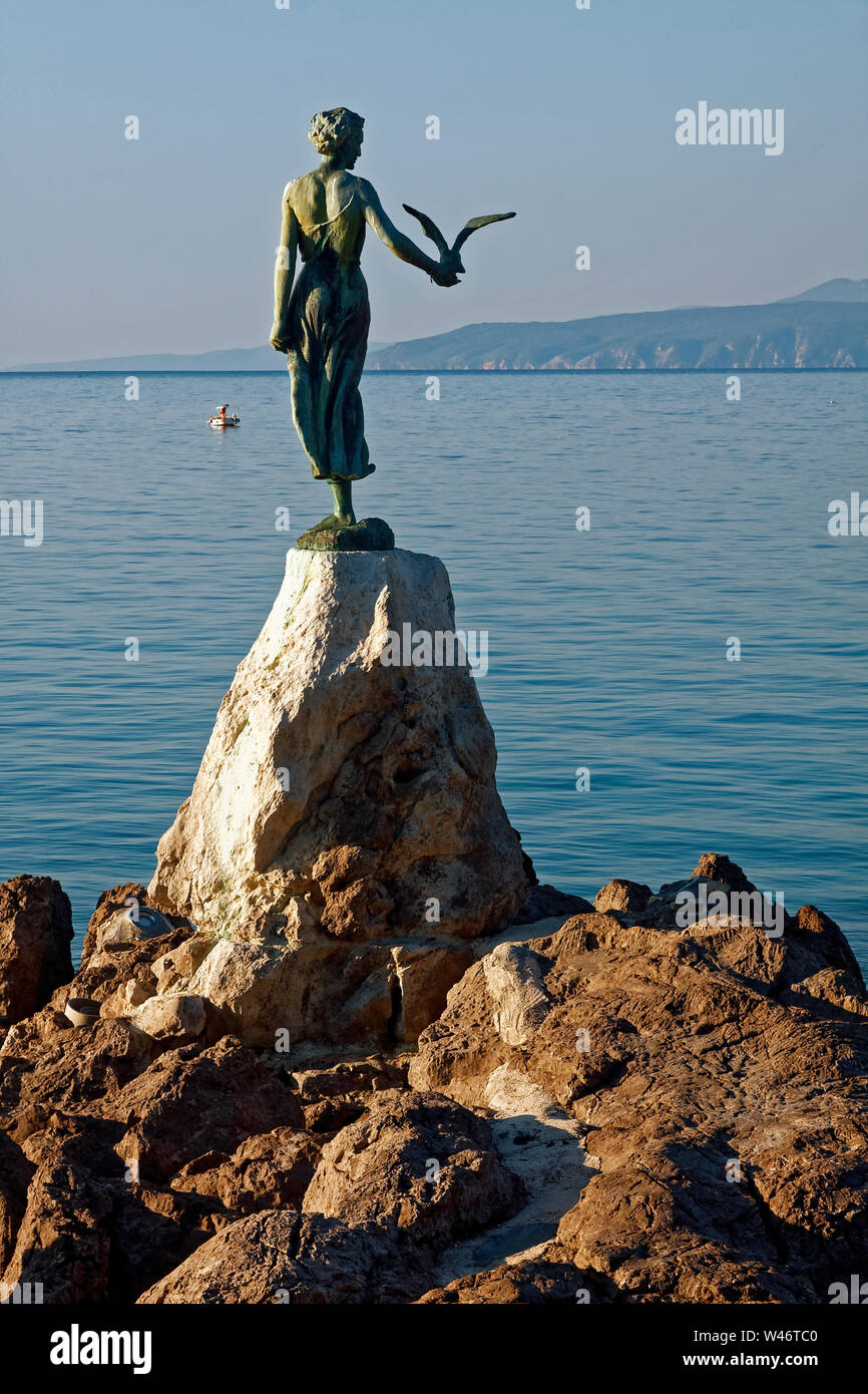 Maiden mit Möwe Statue; 1956; von Zvonko Car; Wasser; Lungomare; Promenade; Adria; am frühen Morgen; friedliche, Opatija, Kroatien; Europa; su Stockfoto