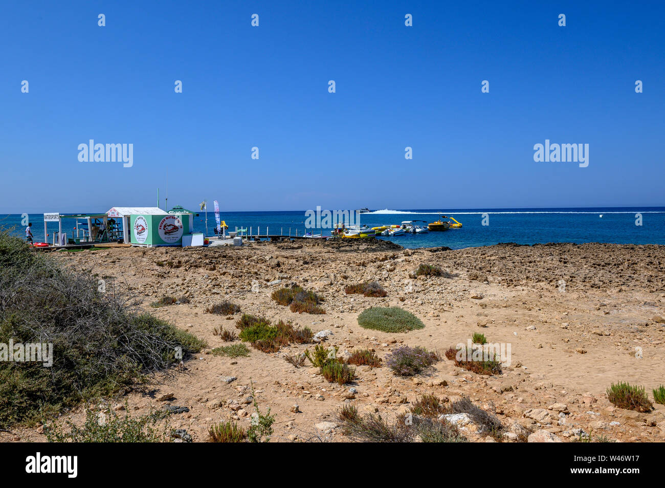 Boote auf dem Meer in Sunrise Beach, Protaras, Zypern Stockfoto