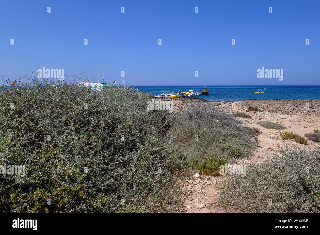 Boote auf dem Meer in Sunrise Beach, Protaras, Zypern Stockfoto