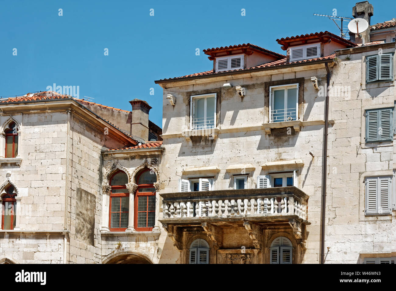 Aktuelle Wohnräume, viele Fenster in alten Steinmauern, Palast des Diokletian, 4. Jahrhundert römische Festung Ruinen, UNESCO-Weltkulturerbe, Stree Stockfoto