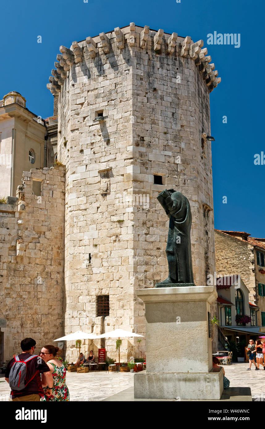 Alte steinerne Festung Turm, achteckige venezianischen Turm, 15. Jahrhundert, der Frucht Square, Marko Marulic Statue, Menschen, Dalmatien, Split, Kroatien; Europa; s Stockfoto