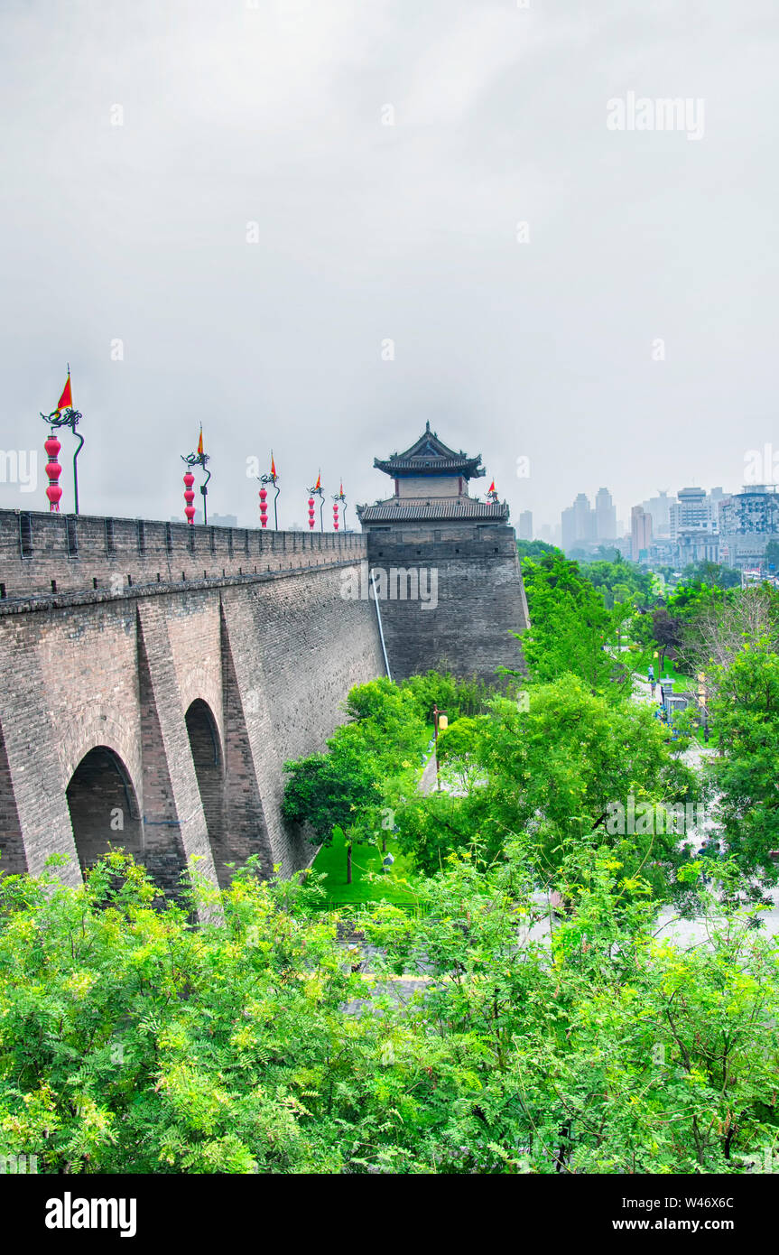 Die Xian Stadtmauer und Befestigungsanlage auf einem blauen Himmel Tag am South Gate in der Provinz Shaanxi in China. Stockfoto