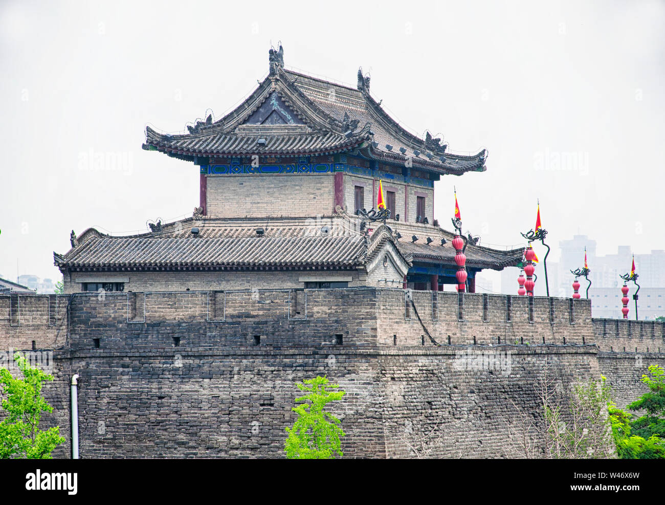 Die Xian Stadtmauer und Befestigungsanlage an einem bewölkten Tag am South Gate in der Provinz Shaanxi in China. Stockfoto