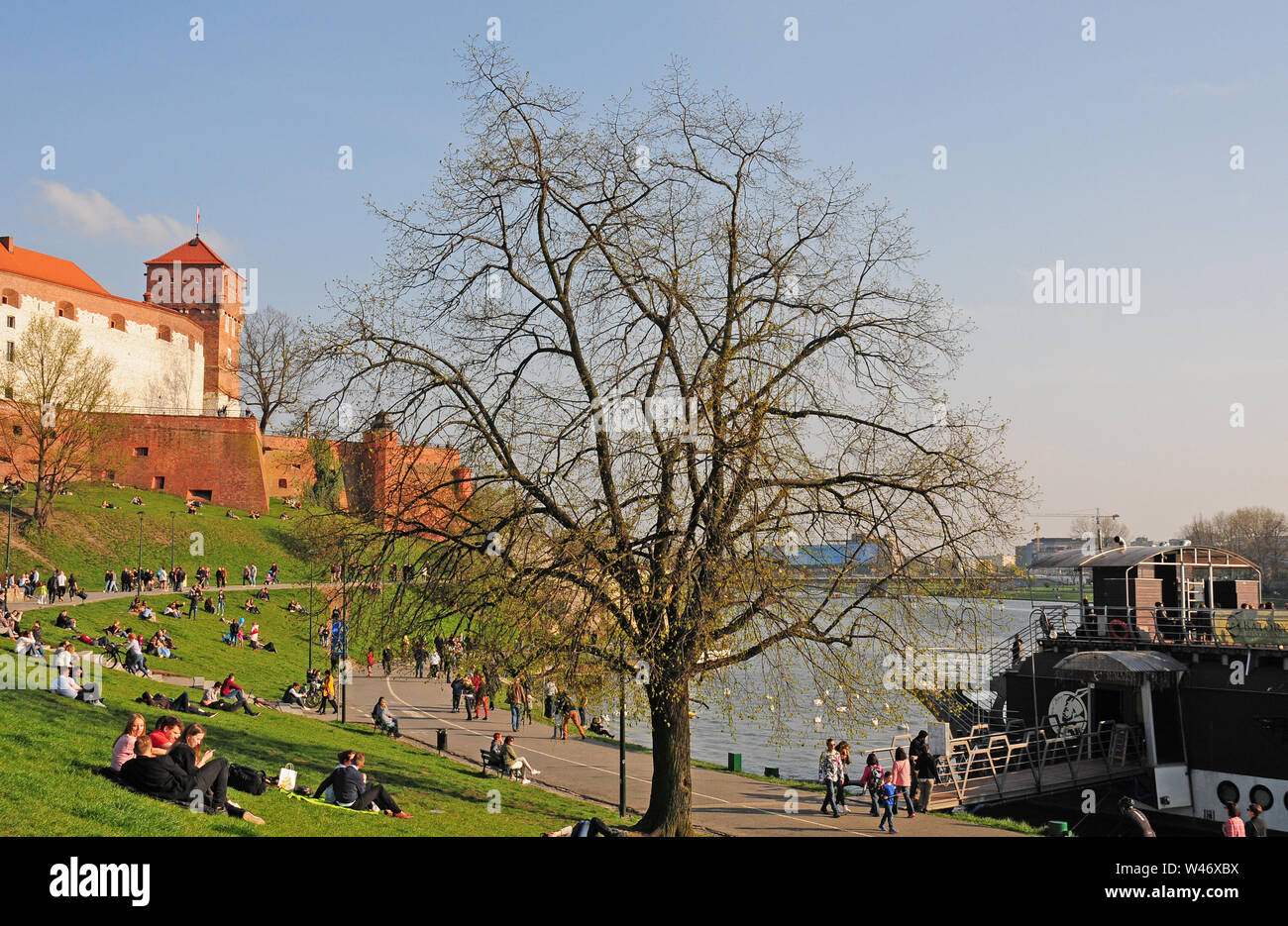 Sonntag Nachmittag und frühen Frühjahr, durch das Königliche Schloss Wawel und die Weichsel, Krakau, Polen. Stockfoto