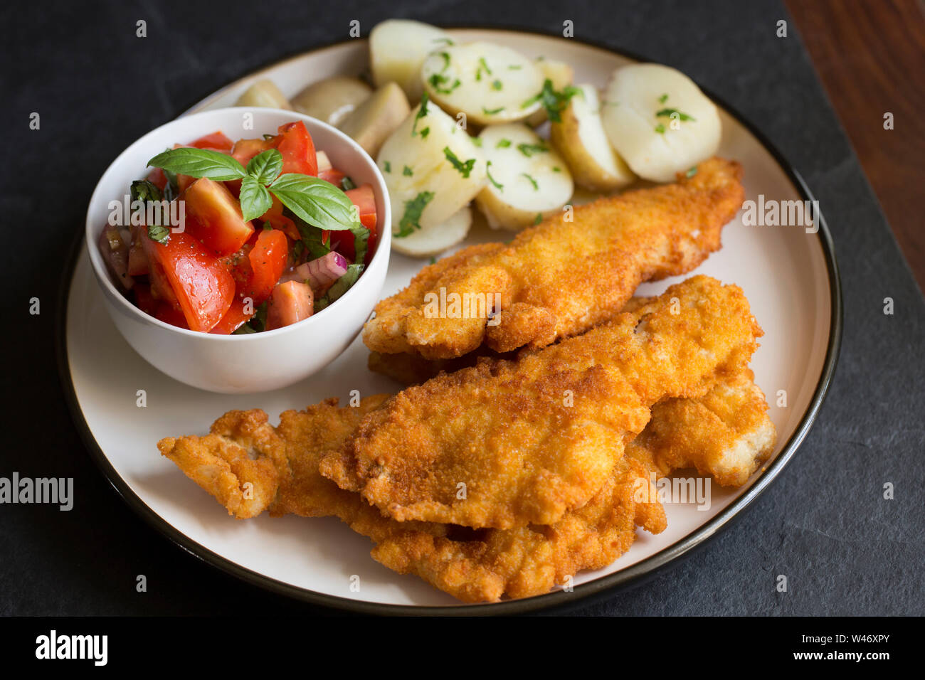 Filets von Schmollen, Trisopterus luscus, in Mehl, Ei und Semmelbrösel getaucht wurden und frittiert. Die schmollend, auch als Bib bekannt, Wittling po Stockfoto