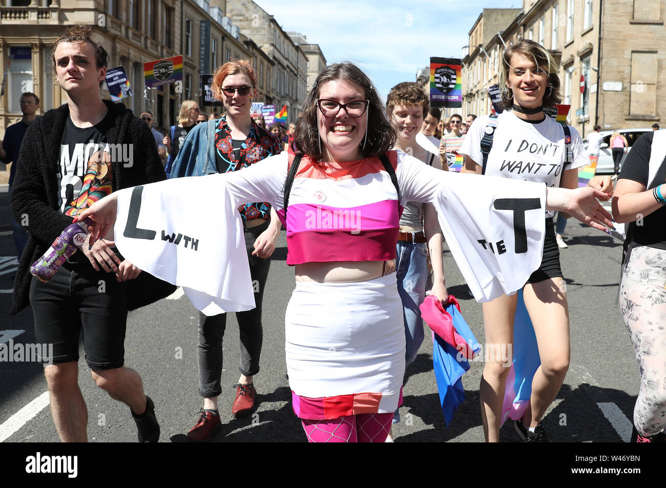 Die LGBT Gemeinschaft Marsch von Kelvingrove Park, George Square, Glasgow city Mark 50 Jahre Gleichstellung von Lesben, Schwulen, Bisexuellen. Stockfoto