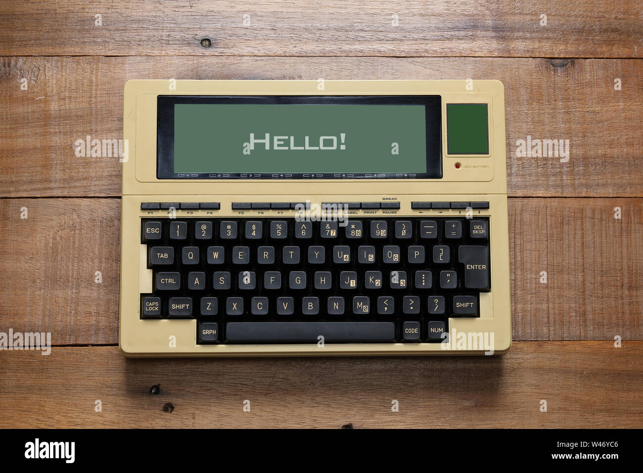 Retro Laptop auf hölzernen Hintergrund Stockfoto