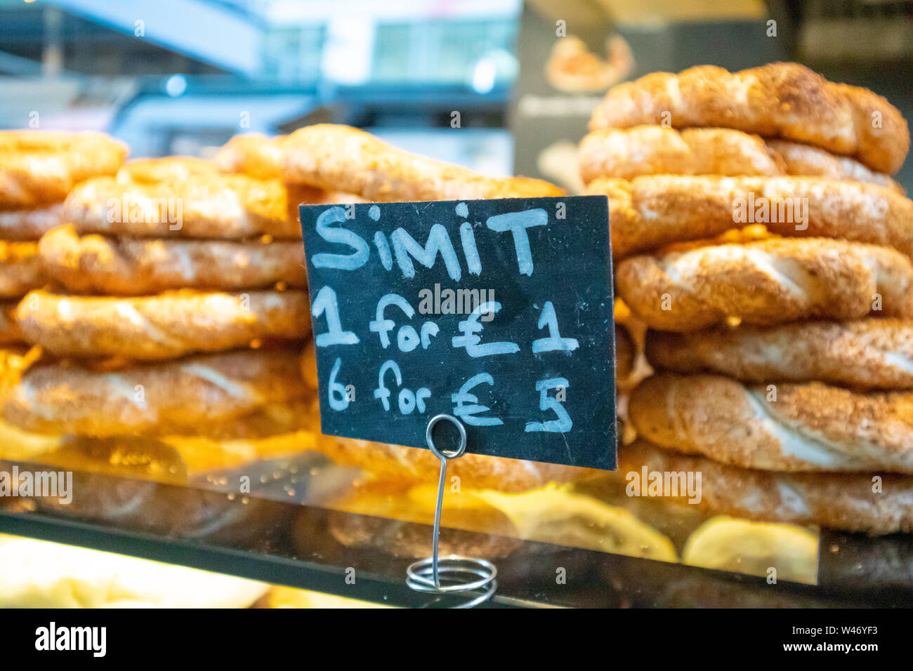 Rotterdam, Niederlande, 27. Juni 2019. Traditionelle türkische Simit, Sesam Brot ring Bagels, Street Food, Preis Detailansicht Stockfoto